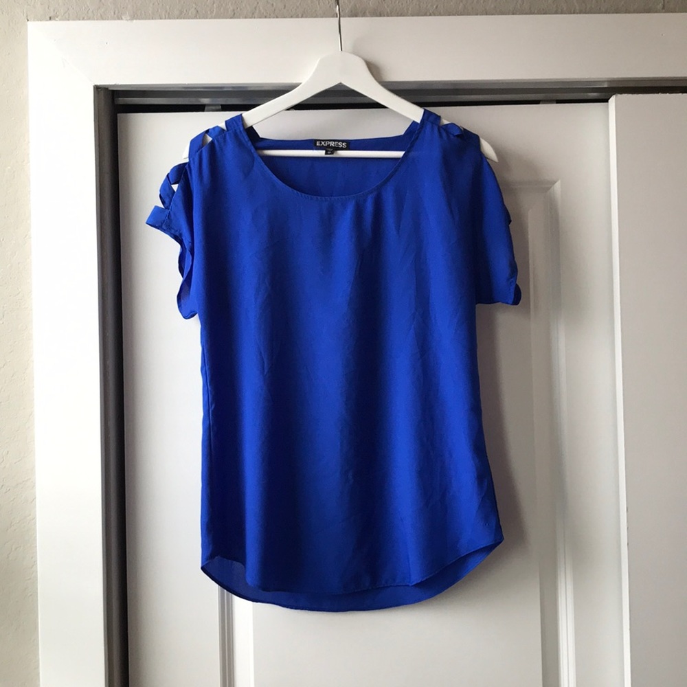 Blue blouse, with detailed shoulders